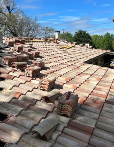 Travaux de rénovation de toiture avec pose de tuiles pour améliorer l’étanchéité et la protection de l’habitat