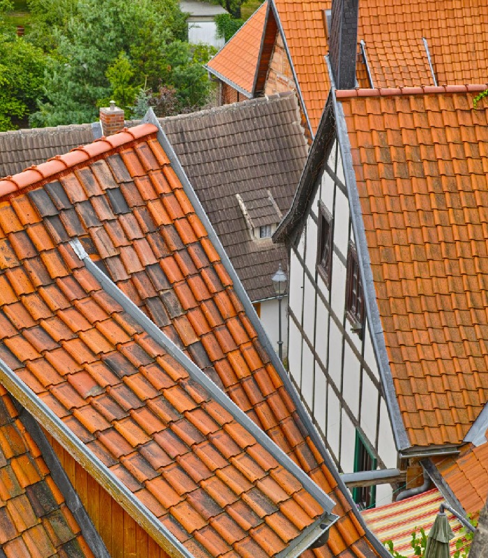 Toitures traditionnelles en tuiles anciennes avec pignons et éléments de couverture